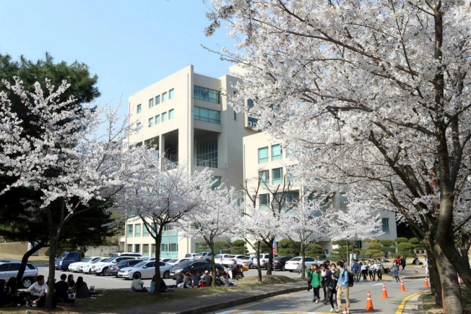 Khung cảnh xung quanh trường Đại học Myongji