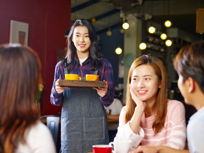 Hình 2: Công việc phục vụ nhà hàng, quán ăn là lựa chọn phổ biến hàng đầu của các bạn sinh viên.
